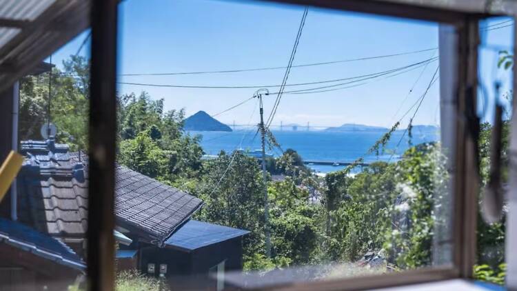 The panoramic coastal lookout: Above the hill