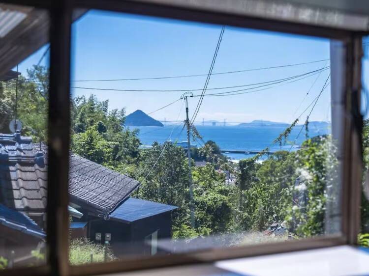 The panoramic coastal lookout: Above the hill