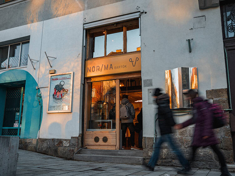 Kovászos kenyerekkel és deli különlegességekkel nyílt meg a Nor/ma új péksége a Bartók Béla úton