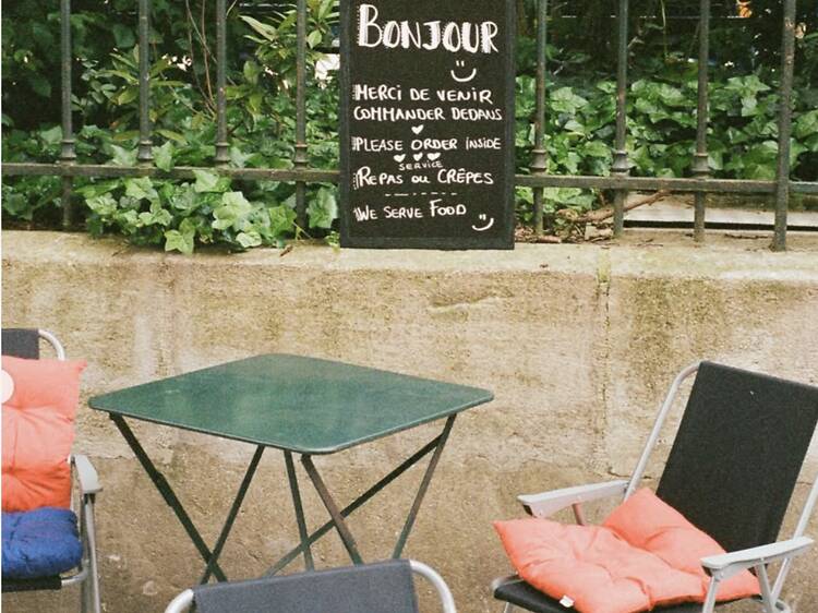 Une nouvelle exposition photo célèbre la poésie des terrasses parisiennes
