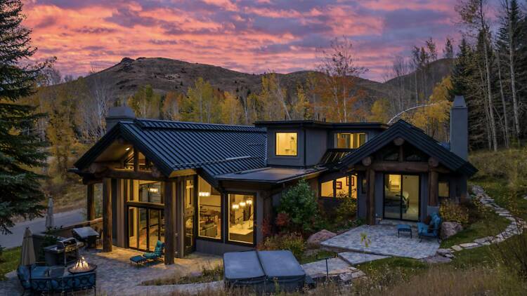 The trailside modernist masterpiece: Fully Modernized Chalet