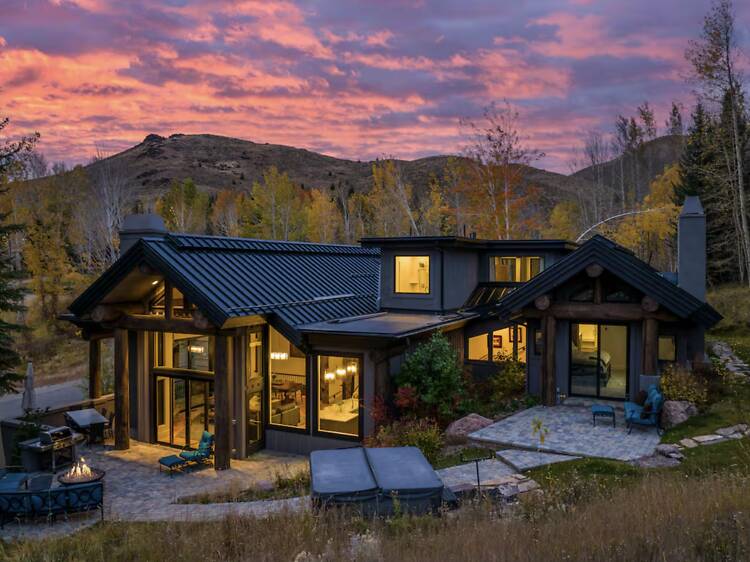 The trailside modernist masterpiece: Fully Modernized Chalet