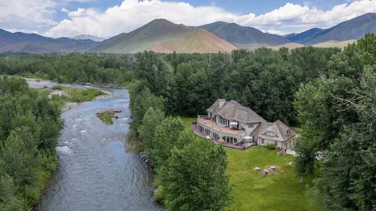 The private fly-fishing estate: Luxurious Riverfront Retreat