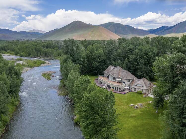 The private fly-fishing estate: Luxurious Riverfront Retreat