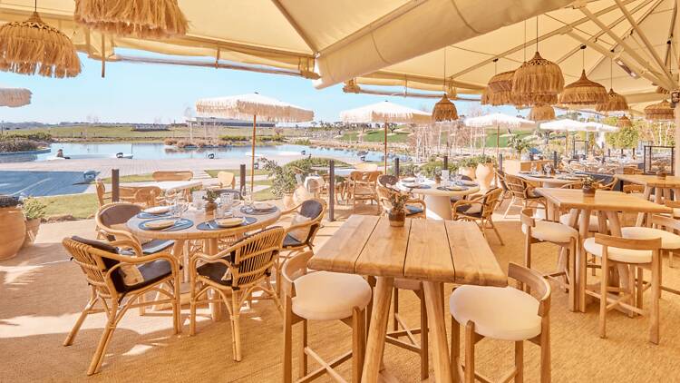 Estrenamos terraza a orillas de un lago abierta todo el año: así es el próximo oasis de moda para comer al aire libre o vivir un tardeo diferente en Madrid