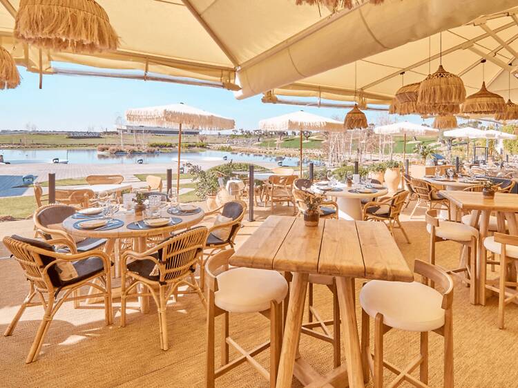 Estrenamos terraza a orillas de un lago abierta todo el año: así es el próximo oasis de moda para comer al aire libre o vivir un tardeo diferente en Madrid Estrenamos terraza a orillas de un lago abierta todo el año: así es el próximo oasis de moda para comer al aire libre o vivir un tardeo diferente en Madrid