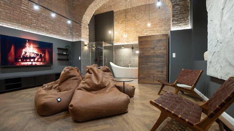 The ultimate entertainment lounge: Posh 3BR Escape