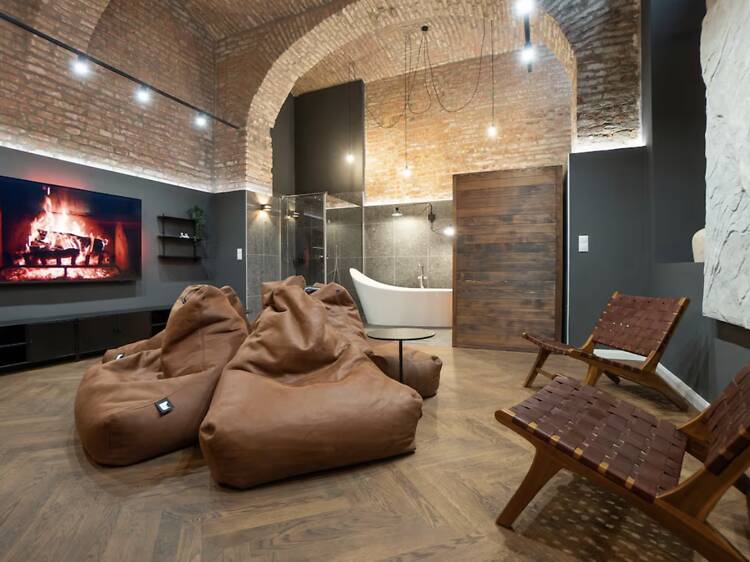 The ultimate entertainment lounge: Posh 3BR Escape