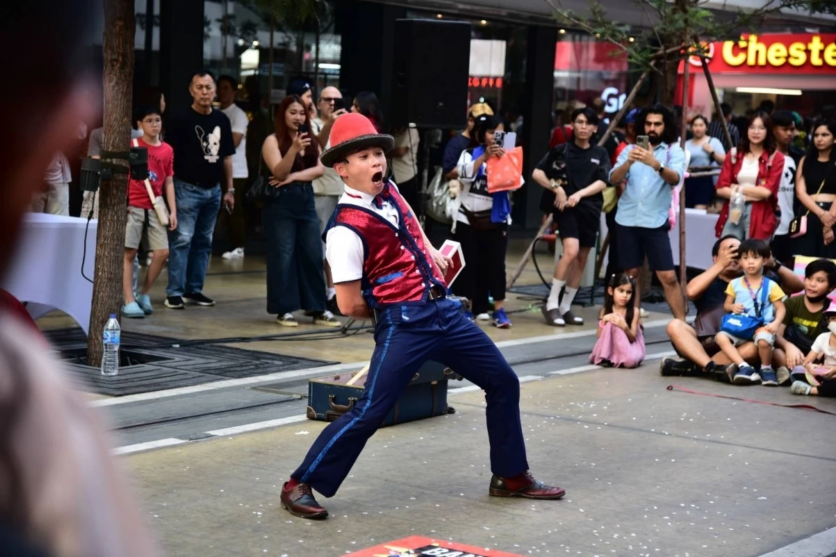 Bangkok Street Performer