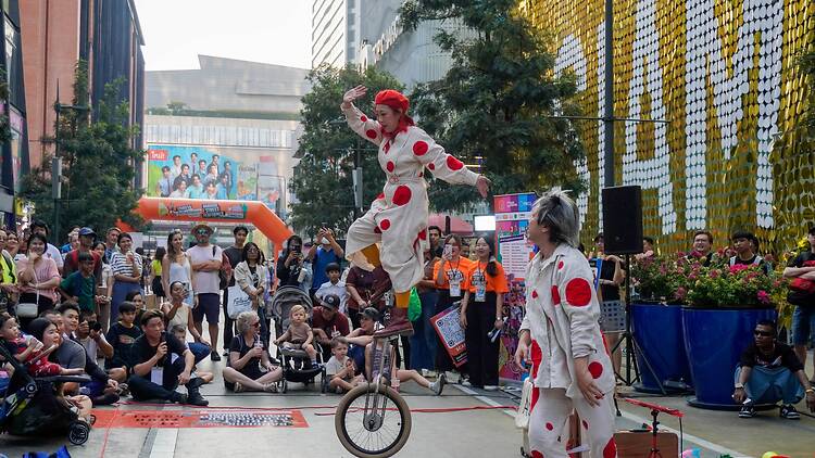Bangkok Street Performer