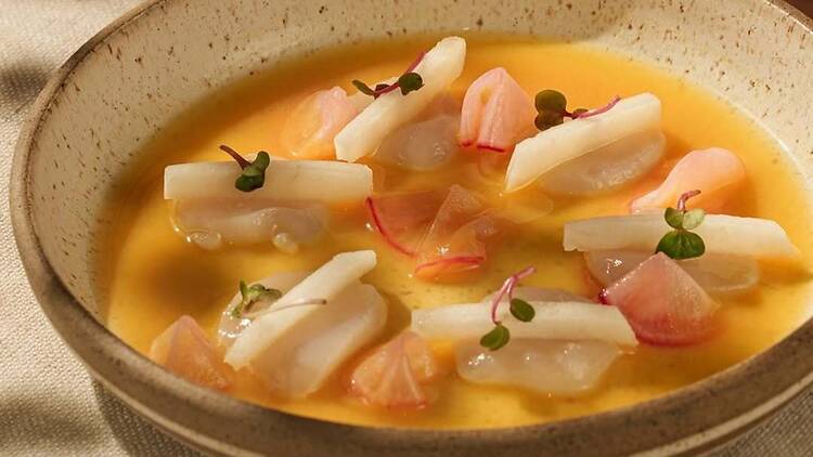 O crudo de vieira, com sunomono de rabanete e pera asiática ao molho a base de tucupi e mix de azeites de romã e cariru