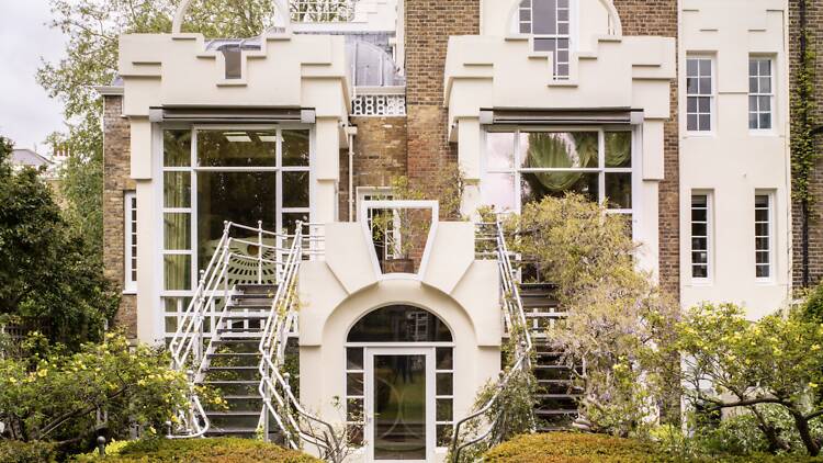 The Garden facade with a representation of the family of four through the repeated ‘Jencksiana’ motif. Photo by Sue Barr. 