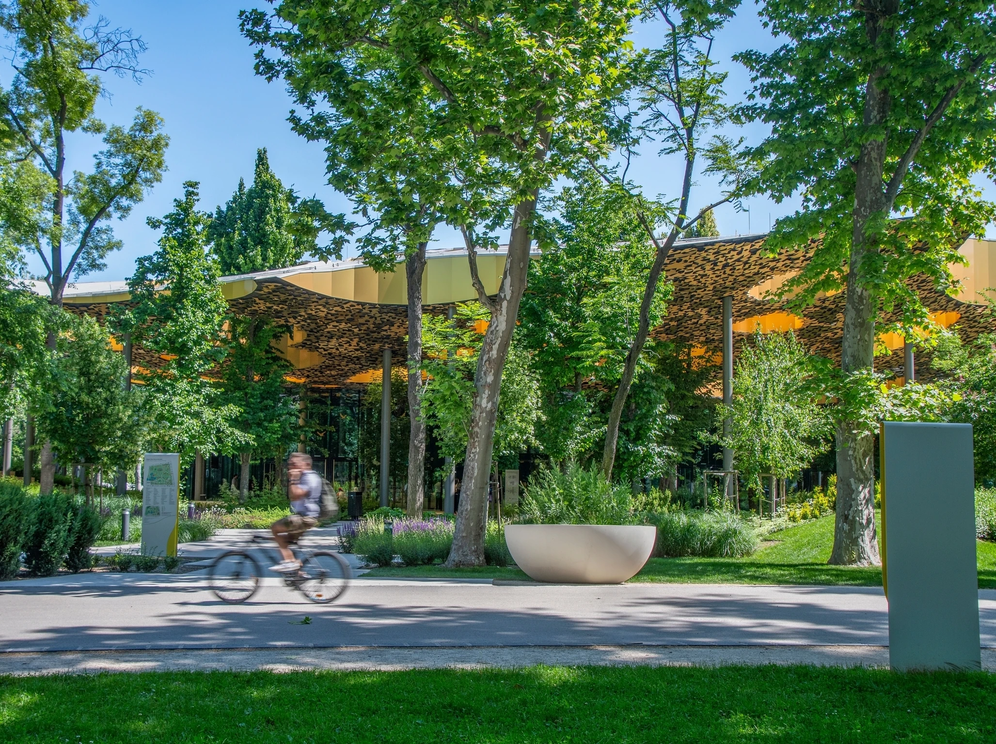V&aacute;rosliget park Magyar Zene H&aacute;za a h&aacute;tt&eacute;rben