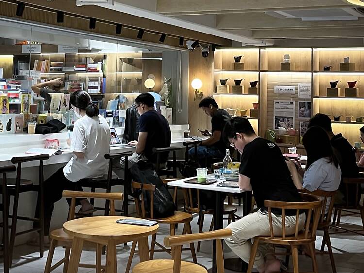 Black and Milk at Rim Khob Fah