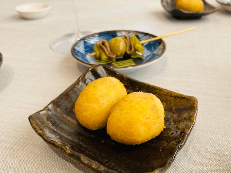 Así celebran sus 5 años dos restaurantes imprescindibles en una de las plazas con la competencia más voraz de Madrid Así celebran sus 5 años dos restaurantes imprescindibles en una de las plazas con la competencia más voraz de Madrid