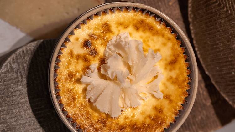 Llega lo último de Álex Cordobés: la tarta más viral de Madrid se hace por primera vez con el queso más premiado del mundo