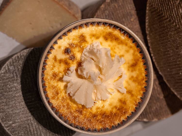 Llega lo último de Álex Cordobés: la tarta más viral de Madrid se hace por primera vez con el queso más premiado del mundo