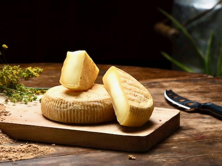 El rincón secreto del Poble-sec que esconde los quesos más extraños (y deliciosos) de Barcelona