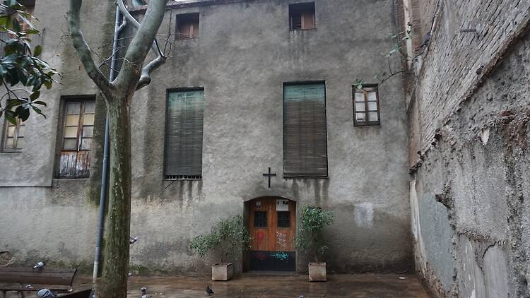 Un caserón abandonado en el centro de Barcelona esconde la tumba de la monja vidente de Franco
