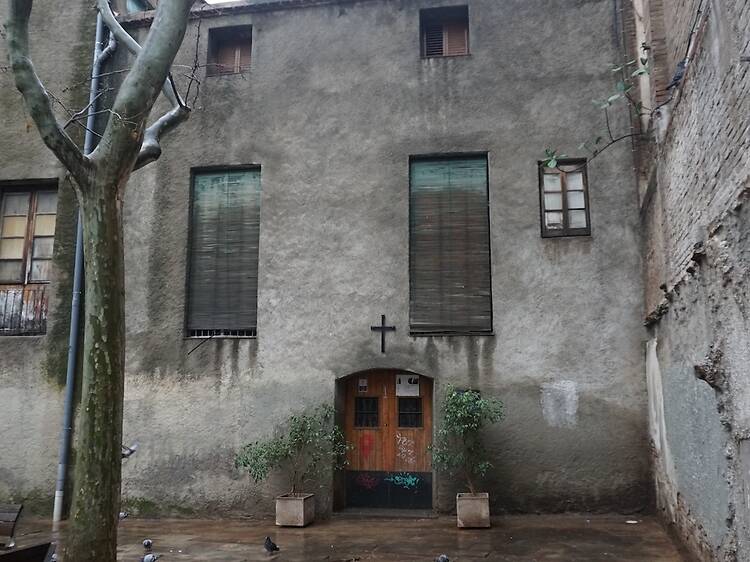 Un caserón abandonado en el centro de Barcelona esconde la tumba de la monja vidente de Franco