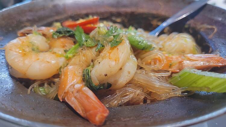 Prawns & noodles in a hot pot