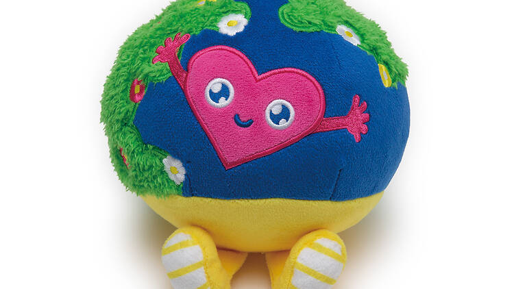 ぬいぐるみなど公式グッズをチェックする。