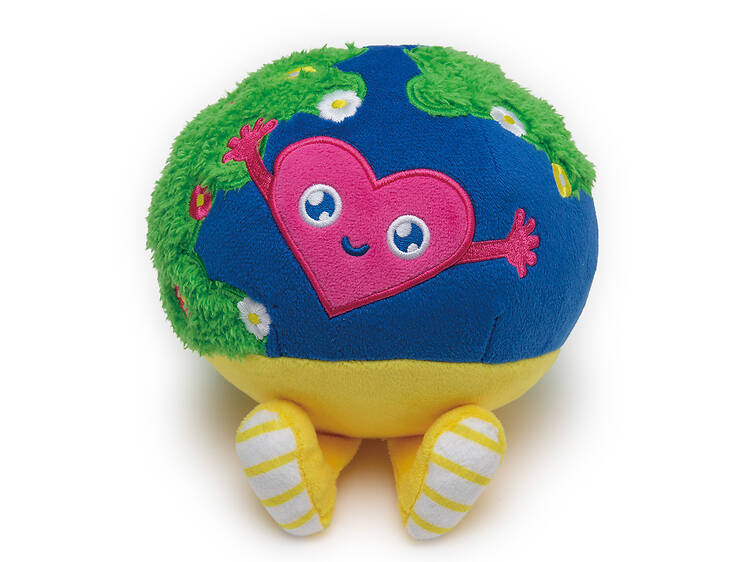 ぬいぐるみなど公式グッズをチェックする。