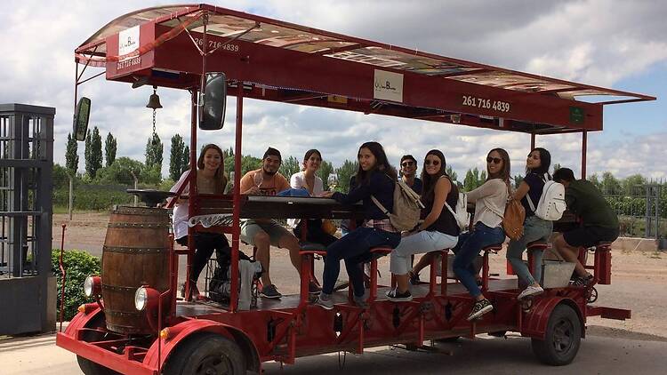 Wine Beetle: una mesa para 12 sobre ruedas