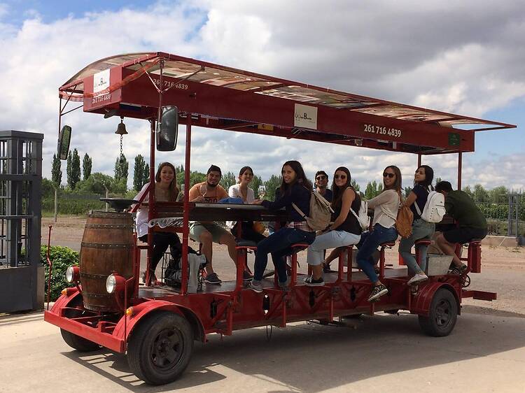 Wine Beetle: una mesa para 12 sobre ruedas