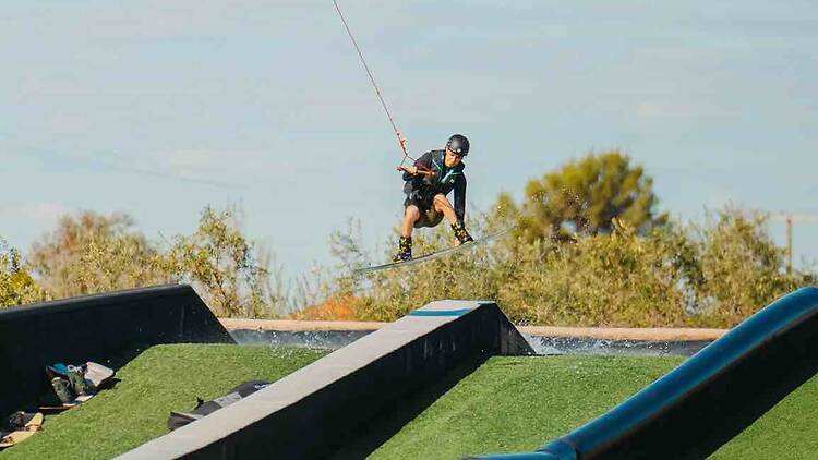 Un wake trip con amigos y vistas a la montaña