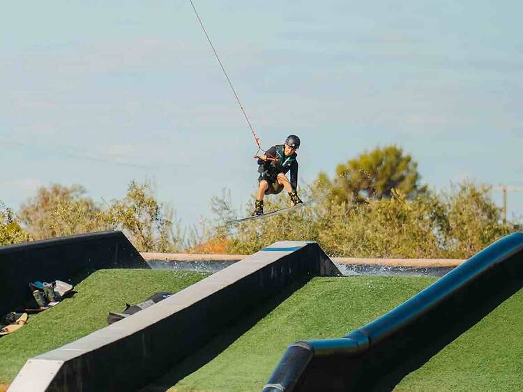 Un wake trip con amigos y vistas a la montaña