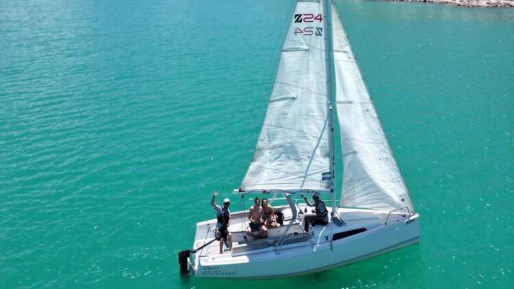 Lujo y brindis flotando al pie de los Andes