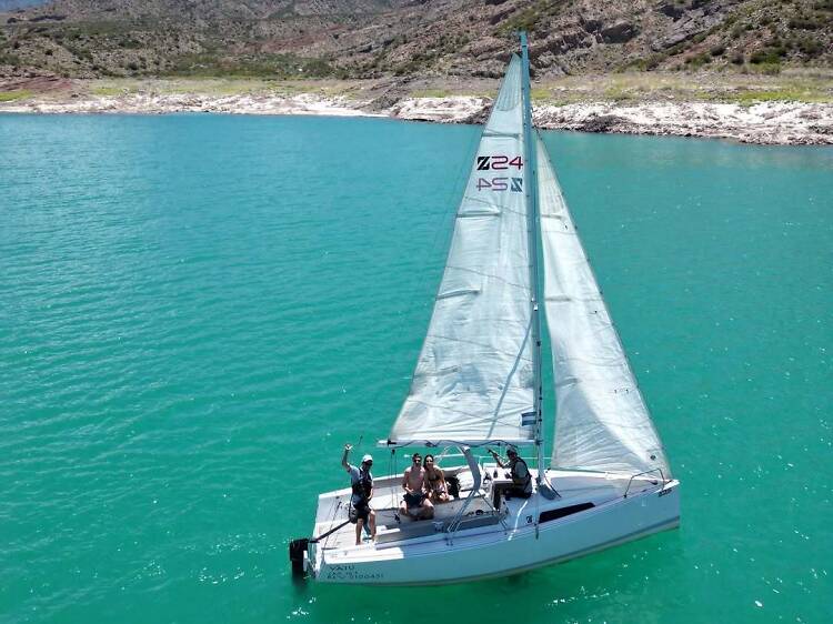 Lujo y brindis flotando al pie de los Andes