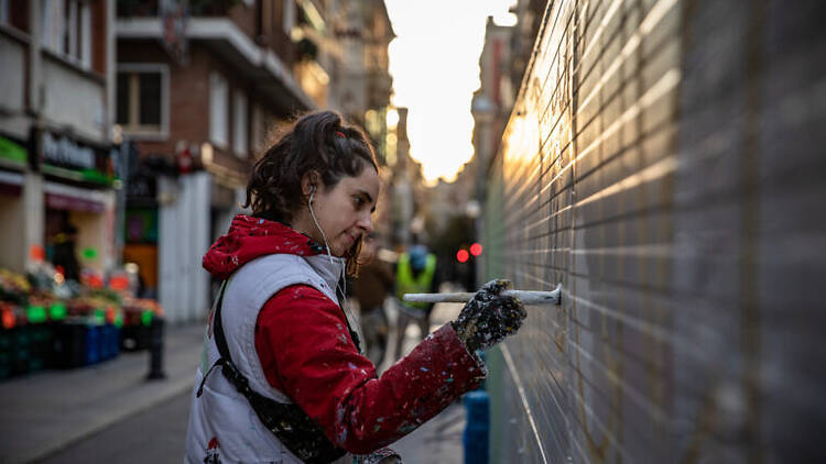 Amaia Arrazola pintant