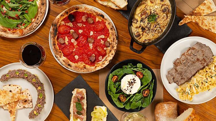 Mesa farta de massa artesanal da Puli Trattoria