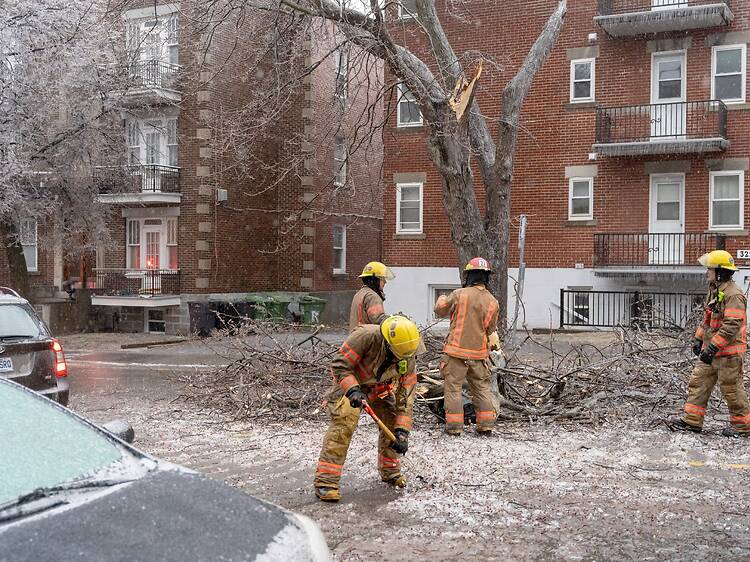 Montreal wind warning: 90 km/h gusts causing power outages and damage