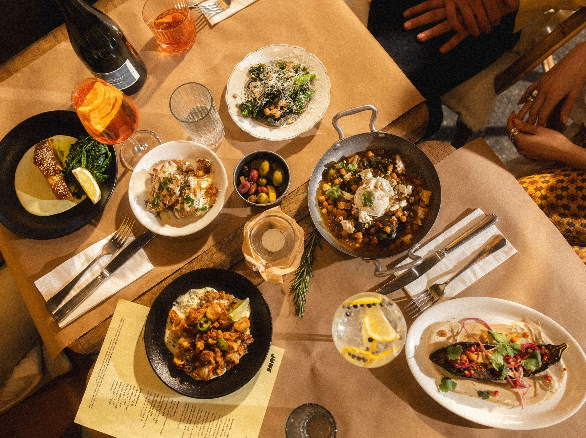 JUNE &eacute;tterem sharing &eacute;telek k&ouml;zel-keleti &eacute;s magyaros &iacute;zvil&aacute;g