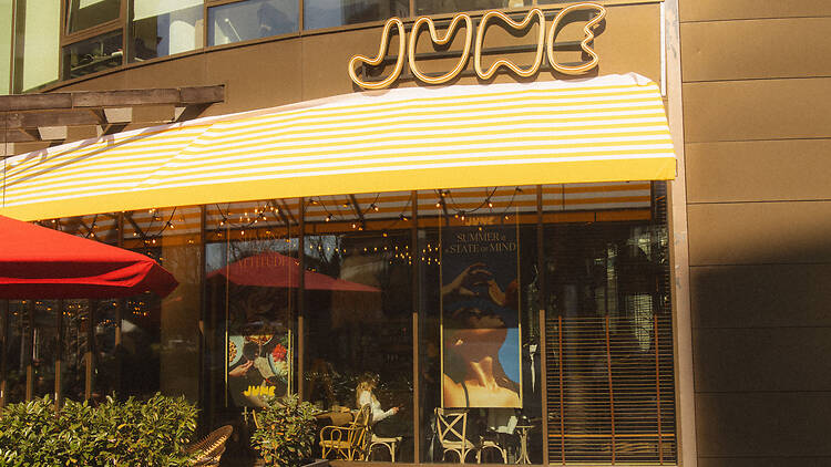 JUNE étterem MOM park homlokzat terasz kültéri rész