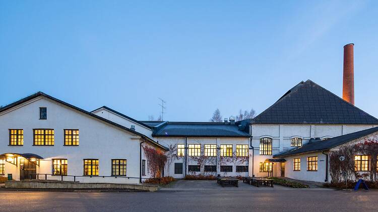 Tutustu lasitehtaan historialliseen ympäristöön