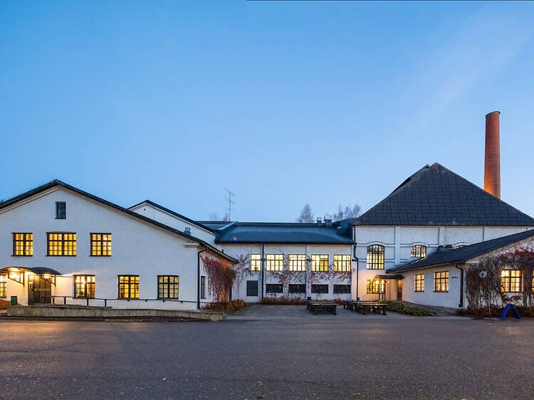 Tutustu lasitehtaan historialliseen ympäristöön