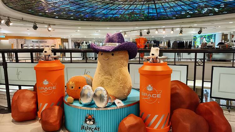 Jellycat 太空系列香港連卡佛登場 帶來巨型太空牛仔花生打卡位