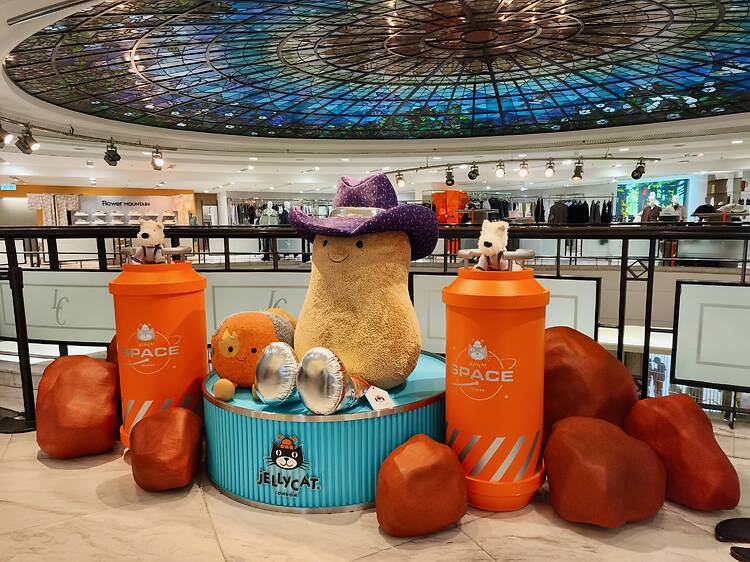 Jellycat 太空系列香港連卡佛登場 帶來巨型太空牛仔花生打卡位
