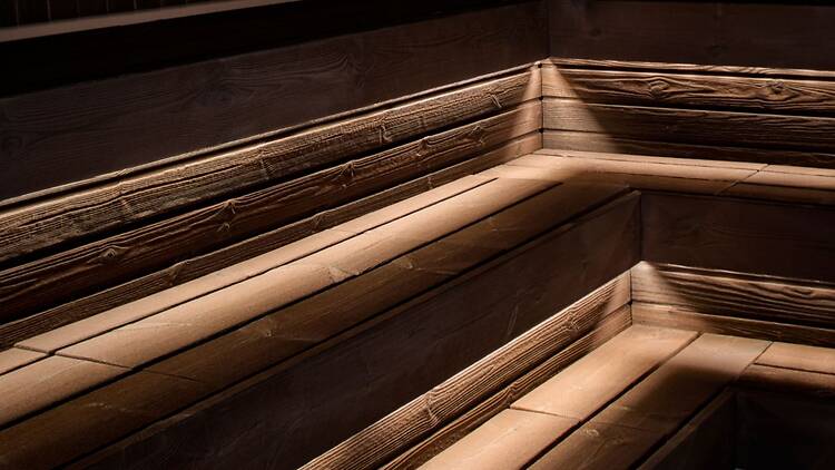 Kauniisti varaistut saunanlauteet Naantalin kylpylässä