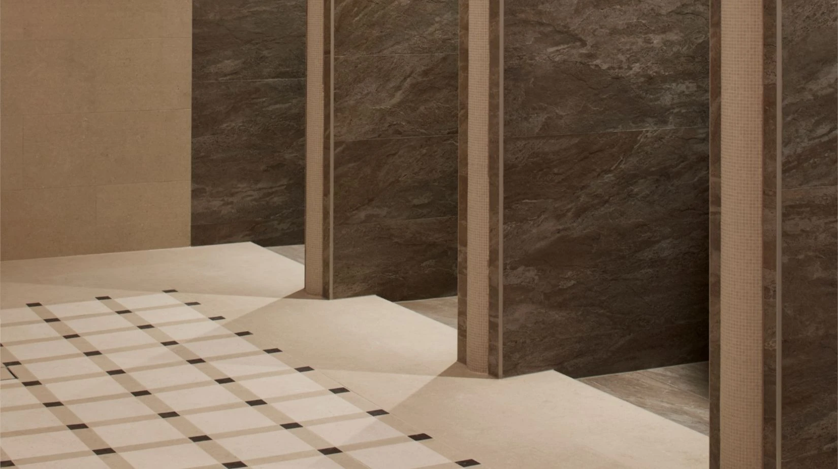 L&auml;hikuva Naantalin kylpyl&auml;n uudistetun suihkutilan kaakeleista ja suihkukopeista