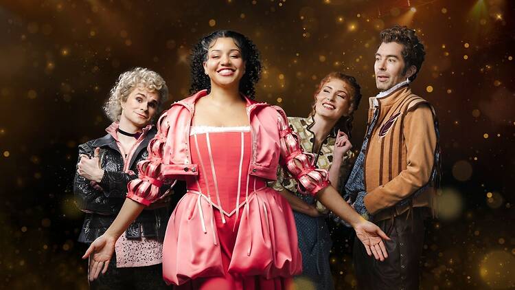 Helsingin Kaupunginteatterin & Julia -musikaalin näyttelijät poseeraavat yhdessä Helsingin Kaupunginteatterin & Julia -musikaalin näyttelijät poseeraavat yhdessä