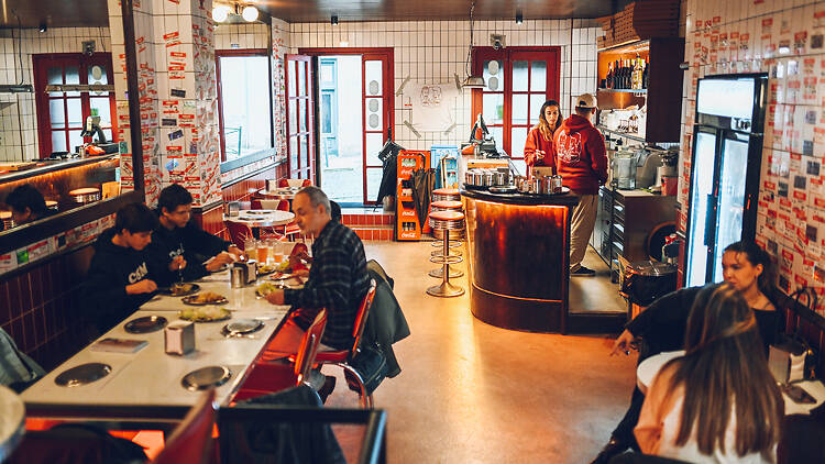 Comer pizza à fatia na Bonkers Comer pizza à fatia na Bonkers