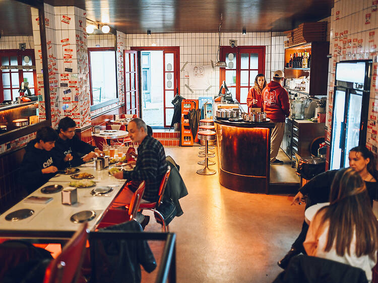 Comer pizza à fatia na Bonkers Comer pizza à fatia na Bonkers