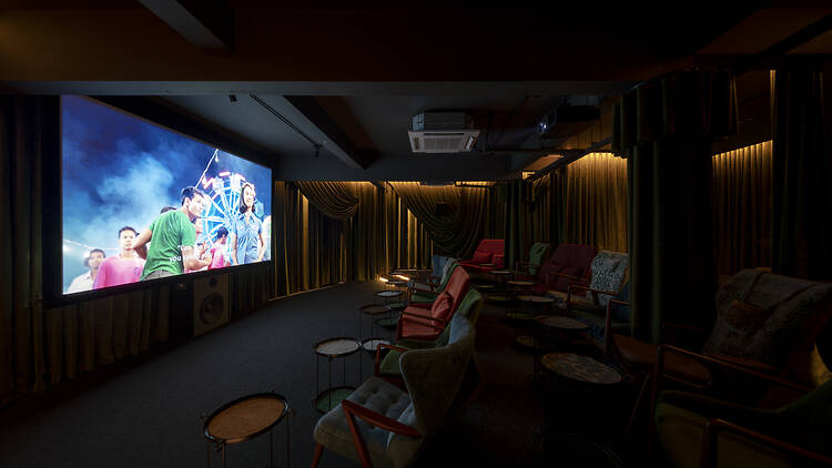 ดื่มด่ำหนังไทยคลาสสิก และบทสนทนาเคล้าไวน์รสเลิศ ณ โรงหนังสแตนด์อโลนแห่งใหม่ใจกลางกรุง