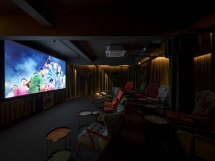 ดื่มด่ำหนังไทยคลาสสิก และบทสนทนาเคล้าไวน์รสเลิศ ณ โรงหนังสแตนด์อโลนแห่งใหม่ใจกลางกรุง