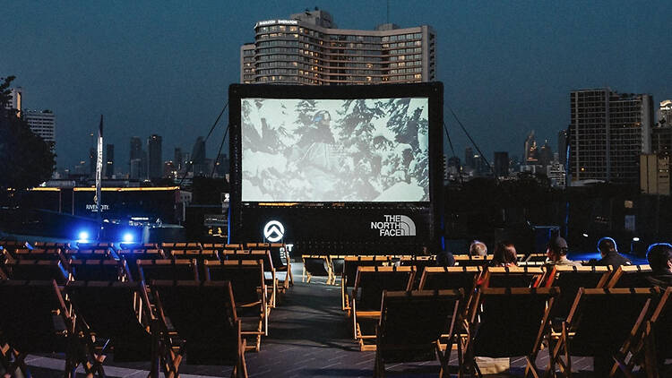 ชมภาพยนตร์ใต้แสงดาวบนดาดฟ้าส่งท้ายลมหนาว ที่ Skyline Film Bangkok